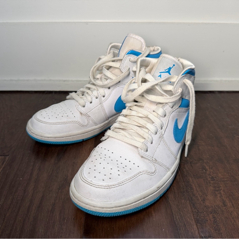 Nike women’s mid Jordan 1